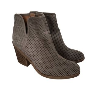 SODA Women's V Cut Out Perforated Closed Toe Block Heel in Tan‎ Size 11